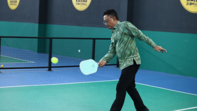 Wali Kota Pontianak Edi Rusdi Kamtono mengenakan kemeja batik hijau memegang raket pickleball saat meresmikan sarana olahraga baru. (Dok. HO/Faktaklbar.id)