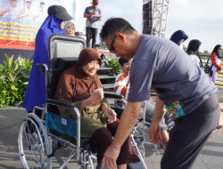 Mata Mirnawati Berkaca-kaca, Wali Kota Pontianak Serahkan Bantuan Kursi Roda di Momen HKSN