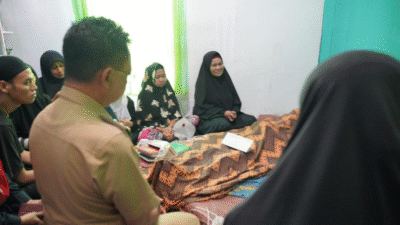 Wali Kota Pontianak Edi Rusdi Kamtono bertakziah ke rumah duka Bayanaka, bocah 10 tahun yang meninggal tenggelam di Parit Tokaya. (Dok. HO/Faktakalbar.id)