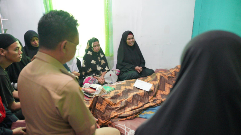 Wali Kota Pontianak Edi Rusdi Kamtono bertakziah ke rumah duka Bayanaka, bocah 10 tahun yang meninggal tenggelam di Parit Tokaya. (Dok. HO/Faktakalbar.id)