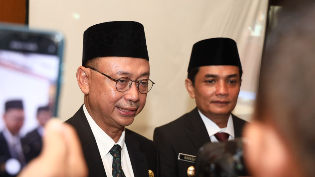 Wali Kota Pontianak, Edi Rusdi Kamtono, saat memberikan keterangan pers usai Rapat Paripurna DPRD Kota Pontianak, Rabu (24/12/2025). Ia mengimbau warga tidak menyalakan kembang api saat malam pergantian tahun. (Dok. HO/Faktakalbar.id)