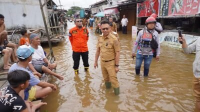 Wali Kota Pontianak, Edi Rusdi Kamtono, saat meninjau kondisi permukiman warga yang terendam banjir rob di kawasan Yuka, Pontianak Barat, Senin (8/12/2025).
