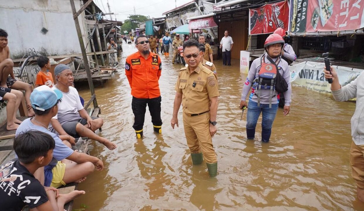 Wali Kota Pontianak, Edi Rusdi Kamtono, saat meninjau kondisi permukiman warga yang terendam banjir rob di kawasan Yuka, Pontianak Barat, Senin (8/12/2025).