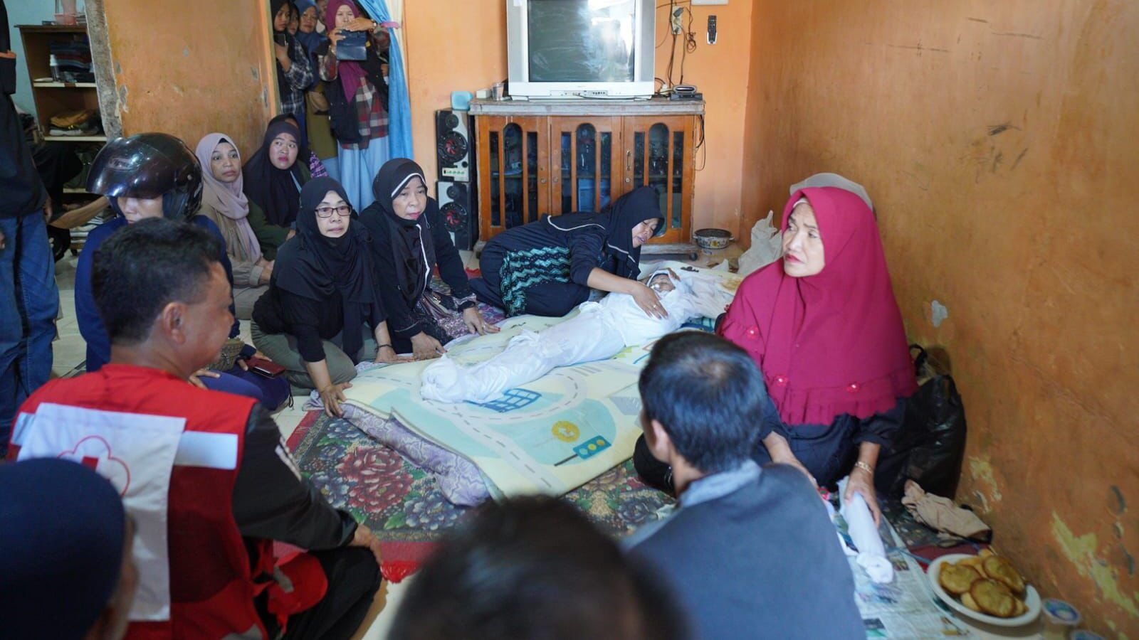 Wali Kota Pontianak Edi Rusdi Kamtono datang bertakziah ke rumah orang tua korban tenggelam di Sungai Malaya, Asmiranda (9) di Pontianak Utara.