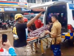 Rumah Terendam Sepaha, Lansia Sakit di Pontianak Barat Dievakuasi ke Aula Camat