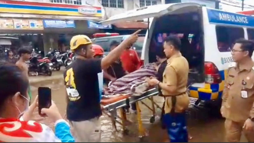 Wali Kota Pontianak Edi Rusdi Kamtono menjenguk lansia sakit yang dievakuasi ke posko pengungsian di Kantor Camat Pontianak Barat akibat banjir rob. (Dok. HO/Faktakalbar.id)