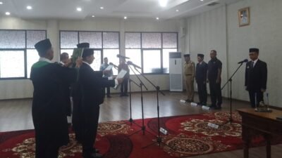 "Wali Kota Pontianak resmi melantik jajaran direksi Perumda Tirta Khatulistiwa periode 2025-2030. Abdulallah jabat Dirut, didampingi Agus Darius dan Muhammad Zulhiyardi."