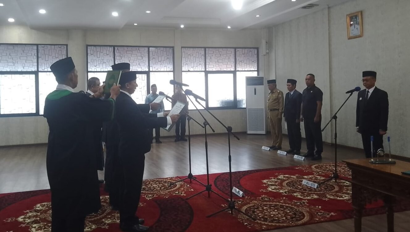 "Wali Kota Pontianak resmi melantik jajaran direksi Perumda Tirta Khatulistiwa periode 2025-2030. Abdulallah jabat Dirut, didampingi Agus Darius dan Muhammad Zulhiyardi."