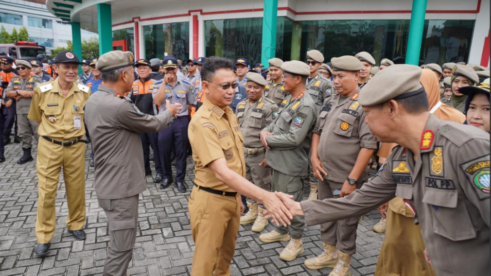 Wali Kota Pontianak Edi Rusdi Kamtono menyalami personel Satpol PP saat memimpin Apel Gabungan Pengamanan Nataru di Halaman PCC. (Dok. HO/Faktakalbar.id)