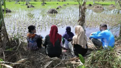 Wali Kota Singkawang, Tjhai Chui Mie, saat meninjau lokasi pembangunan Jaringan Irigasi Air Tanah (JIAT) dan berdialog dengan petani di Kelurahan Naram, Sabtu (6/12).