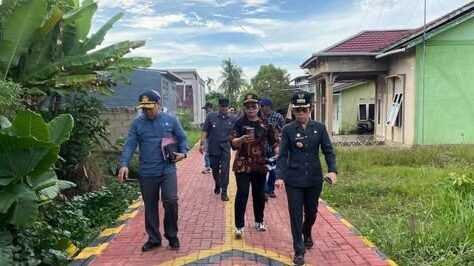 Wali Kota Singkawang, Tjhai Chui Mie, bersama jajaran terkait saat meninjau kualitas hasil pembangunan jalan lingkungan berpaving di Kecamatan Singkawang Tengah, Jumat (19/12/2025).