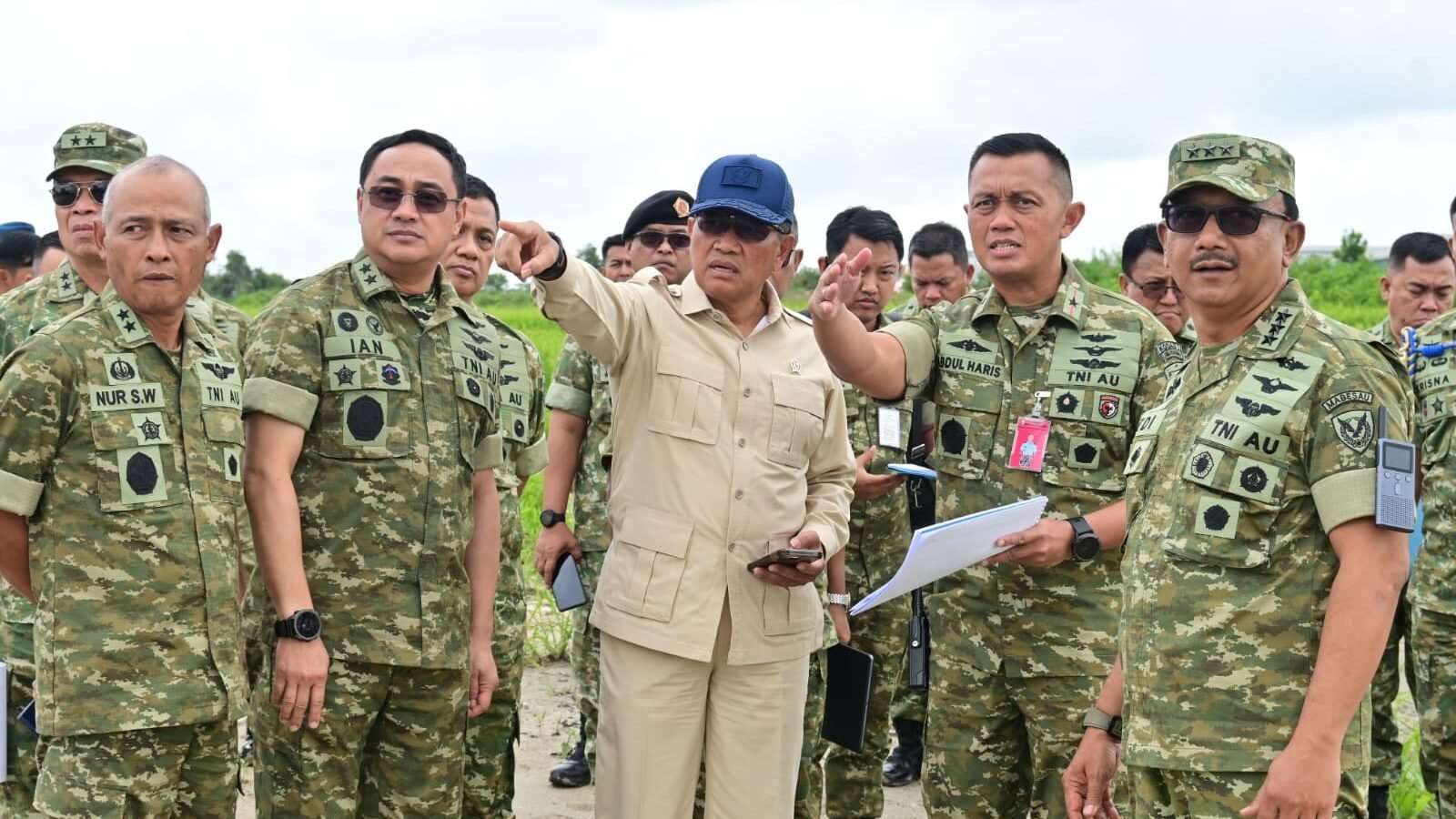 Wakil Menteri Pertahanan, Donny Ermawan Taufanto (tengah, baju khaki), didampingi jajaran perwira tinggi TNI AU meninjau lokasi pengembangan infrastruktur di Pangkalan TNI AU Roesmin Nurjadin, Pekanbaru, Senin (29/12). (Dok. Kemhan RI)