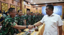 Wakil Menteri Pertahanan RI, Donny Ermawan Taufanto (kanan), menyalami personel Satgas Nakes TNI Gelombang V dalam upacara pelepasan misi kemanusiaan ke Gaza, di Kementerian Pertahanan, Jakarta, Senin (15/12/2025). (Dok. Kemhan RI)