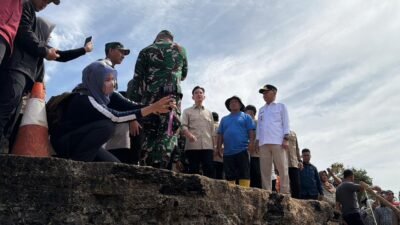 Wakil Presiden RI, Gibran Rakabuming Raka, saat meninjau kondisi permukiman warga yang rusak akibat banjir bandang di Tapanuli Selatan, Kamis (4/12).