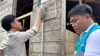 Wakil Presiden Gibran Rakabuming Raka meninjau langsung pemasangan meteran listrik program BPBL di rumah warga Desa Hilisebua, Nias, Minggu (21/12/2025). (Dok. HO/Faktakalbar.id)
