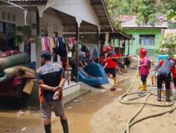 Banjir Kalsel Berangsur Surut, Ribuan Warga Balangan dan HSS Mulai Bersihkan Sisa Lumpur