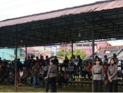 Solidaritas untuk 9 Rekan yang Diperiksa, Ratusan Warga Desa Bika Padati Polres Kapuas Hulu