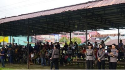 Ratusan warga Desa Bika saat berkumpul di halaman Polres Kapuas Hulu untuk memberikan dukungan moril kepada sembilan rekan mereka yang diperiksa terkait konflik dengan perusahaan sawit, Senin (22/12/2025).