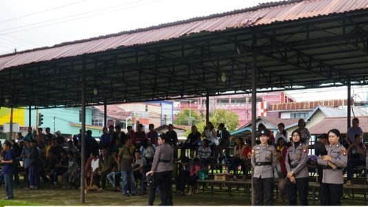 Ratusan warga Desa Bika saat berkumpul di halaman Polres Kapuas Hulu untuk memberikan dukungan moril kepada sembilan rekan mereka yang diperiksa terkait konflik dengan perusahaan sawit, Senin (22/12/2025).