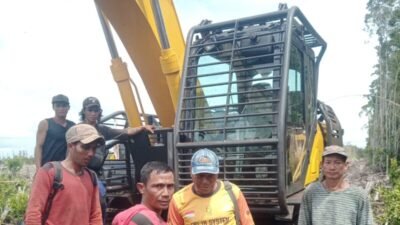 Sejumlah warga Desa Bika saat berada di dekat alat berat yang mereka tahan di lokasi perkebunan sebagai bentuk protes dalam konflik dengan PT Borneo International Anugerah (BIA).