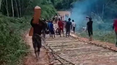 Semangat kebersamaan warga Dusun Begantung, Kecamatan Menyuke, saat bergotong royong memperbaiki akses jalan rusak menggunakan kayu seadanya demi kelancaran Natal, Selasa (23/12/2025). (Dok. Facebook/Yoga Banyuke)