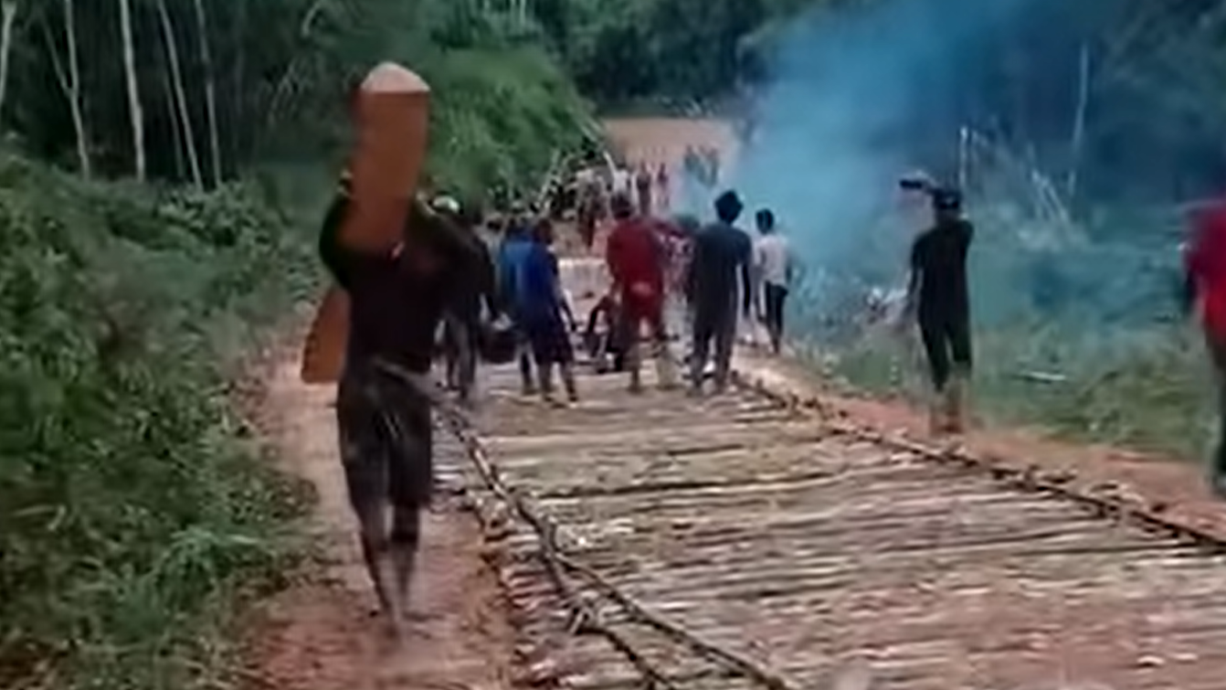 Semangat kebersamaan warga Dusun Begantung, Kecamatan Menyuke, saat bergotong royong memperbaiki akses jalan rusak menggunakan kayu seadanya demi kelancaran Natal, Selasa (23/12/2025). (Dok. Facebook/Yoga Banyuke)