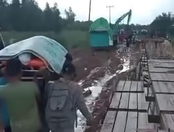 Terjebak Macet di Jalan Rusak, Warga Sungai Melayu Rayak Terpaksa Gotong Jenazah Secara Estafet