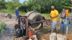 Sejumlah warga Perumahan Permata Dalong, Ketapang, saat bergotong royong melakukan pengecoran jalan lingkungan yang rusak parah dengan dana mandiri, Senin (15/12/2025).