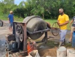 Tak Direspon Pemda, Warga Permata Dalong Ketapang Lakukan Perbaikan Jalan Secara Swadaya