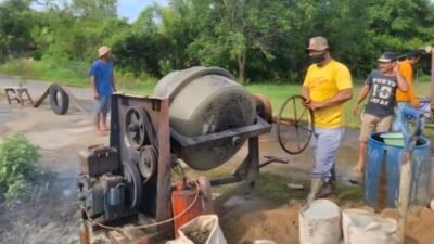 Sejumlah warga Perumahan Permata Dalong, Ketapang, saat bergotong royong melakukan pengecoran jalan lingkungan yang rusak parah dengan dana mandiri, Senin (15/12/2025).