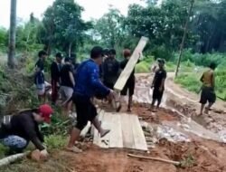 Jalan Rusak Parah, Warga Sepauk Sintang Gotong Royong Tambal Lubang Lumpur dengan Kayu