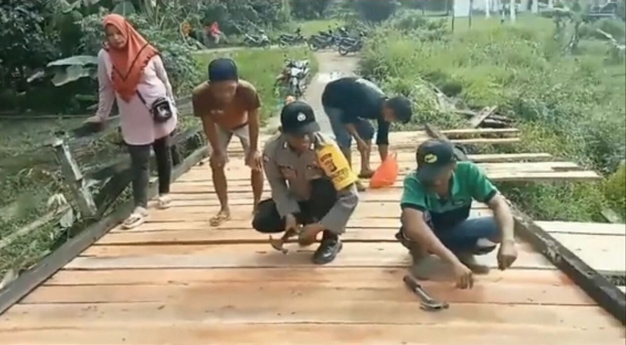 "Antisipasi kecelakaan saat cuaca ekstrem, warga Seponti Kayong Utara gotong royong perbaiki jembatan kayu penghubung dusun yang lapuk. Simak beritanya."