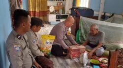 "Warga di tiga desa Kecamatan Simpang Hilir, Kayong Utara, menerima bantuan sosial usai terdampak banjir rob akibat pasang air laut dan cuaca ekstrem."