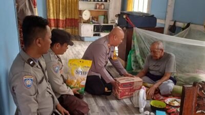 "Warga di tiga desa Kecamatan Simpang Hilir, Kayong Utara, menerima bantuan sosial usai terdampak banjir rob akibat pasang air laut dan cuaca ekstrem."