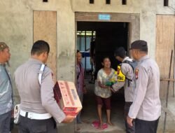 Warga Terdampak Banjir Rob di Teluk Batang Terima Bantuan Sembako