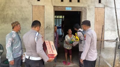 "Warga Dusun Nelayan, Desa Alur Bandung, Teluk Batang menerima bantuan beras dan mi instan usai terdampak banjir rob. Penyaluran dilakukan secara door to door."