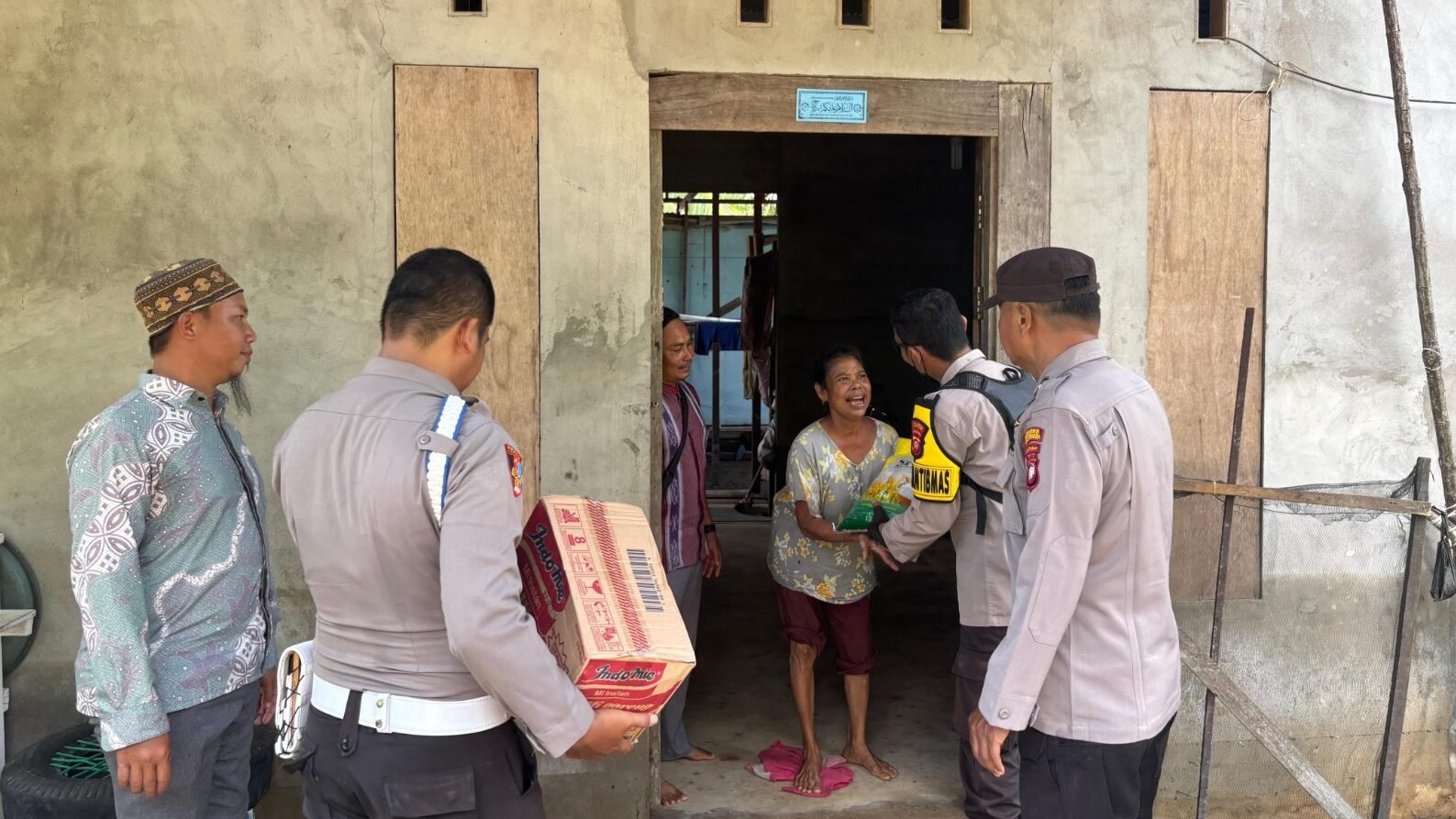 "Warga Dusun Nelayan, Desa Alur Bandung, Teluk Batang menerima bantuan beras dan mi instan usai terdampak banjir rob. Penyaluran dilakukan secara door to door."