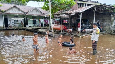"Tiga desa di Simpang Hilir, Kayong Utara, masuk zona rawan banjir rob akibat potensi cuaca ekstrem. Simak kondisi terkini di Teluk Melano dan prediksi BMKG."