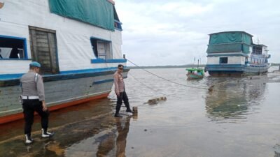"Potensi banjir rob mengintai wilayah Teluk Batang, Kayong Utara akibat curah hujan tinggi. Simak kondisi terkini 3 desa yang masuk zona rawan dan prediksi BMKG."