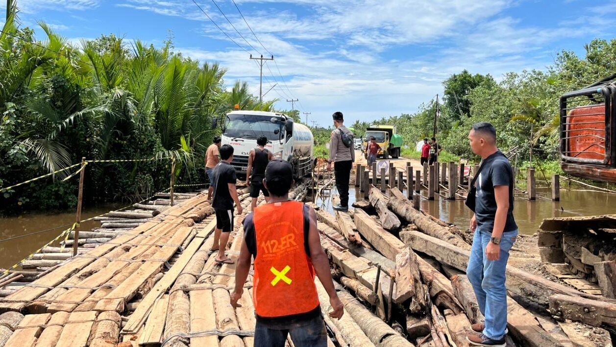"BMKG prediksi gelombang tinggi hingga 4 meter di perairan Kalbar. Nahkoda speedboat di Kayong Utara diperingatkan tidak nekat berlayar saat cuaca buruk. "