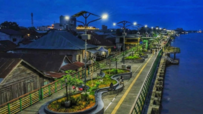 Pesona Waterfront Pontianak saat menjelang malam, salah satu spot terbaik menikmati keindahan Sungai Kapuas. (Dok. Ist)