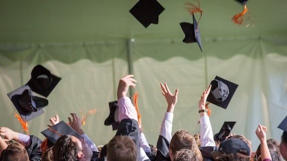 Para sarjana melambungkan topi toga di hari kelulusan (Dok. Ist)