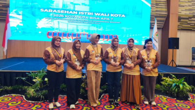 Ketua TP PKK Kota Pontianak, Yanieta Arbiastutie Kamtono (tengah), berfoto bersama para istri wali kota se-Indonesia usai menjadi narasumber dalam acara Sarasehan di Bandar Lampung, Sabtu (20/12/2025). (Dok. HO/Faktakalbar.id)