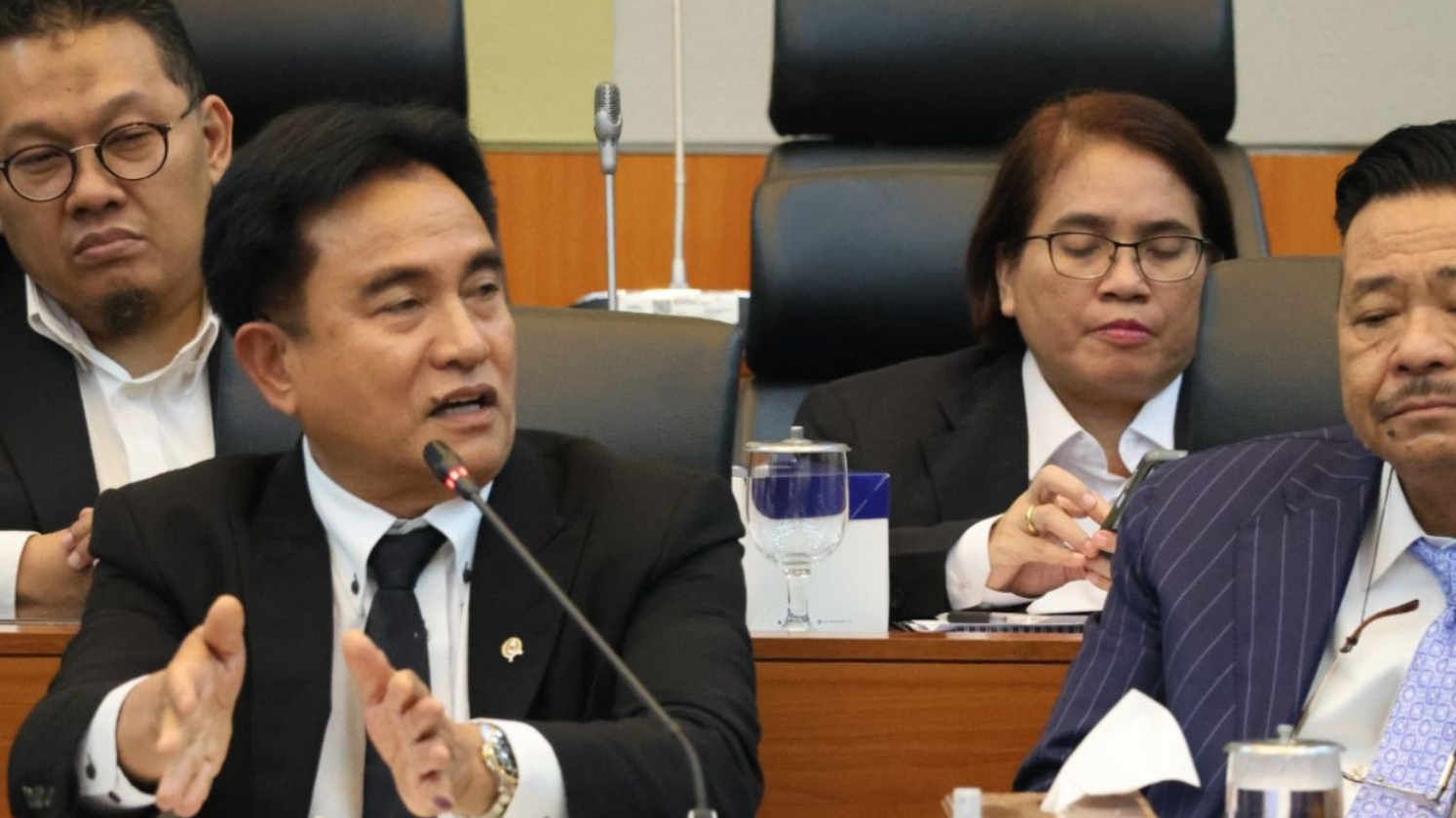 Menteri Koordinator Bidang Hukum, HAM, Imigrasi, dan Pemasyarakatan, Yusril Ihza Mahendra, saat memberikan penjelasan terkait langkah pemerintah menyelesaikan polemik penempatan anggota Polri di jabatan sipil. (Dok. HO/Faktakalbar.id)