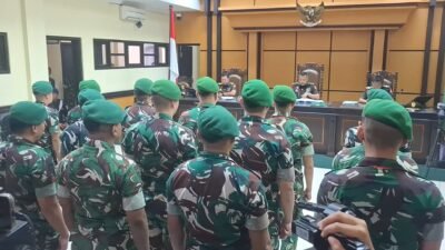 Suasana sidang pembacaan vonis terhadap 17 prajurit TNI terdakwa kasus penganiayaan Prada Lucky Namo di Pengadilan Militer III-15 Kupang, Rabu (31/12). Majelis hakim menjatuhkan hukuman penjara dan pemecatan dari dinas militer. (Dok. ISt)