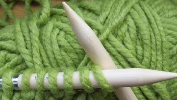 "Temukan 5 fakta menarik merajut, mulai dari manfaatnya sebagai yoga otak hingga sejarah uniknya sebagai alat mata-mata. Simak alasan mengapa hobi ini kembali tren."