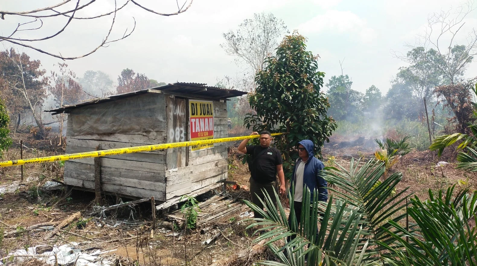 "Polisi pasang garis polisi di 5 hektare lahan gambut berisi sawit muda yang terbakar di Sungai Raya. Pemilik lahan dan penyebab api masih misterius."