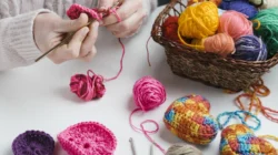 "Ingin mulai merajut? Simak 5 tips praktis untuk perajut pemula, mulai dari pemilihan benang hingga teknik dasar agar hasil rajutan rapi dan maksimal."