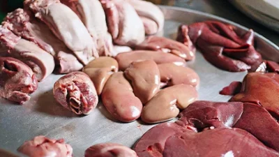 "Daftar 6 makanan yang wajib dihindari penderita asam urat untuk mencegah nyeri sendi mendadak, mulai dari jeroan hingga minuman tinggi fruktosa. Simak selengkapnya."