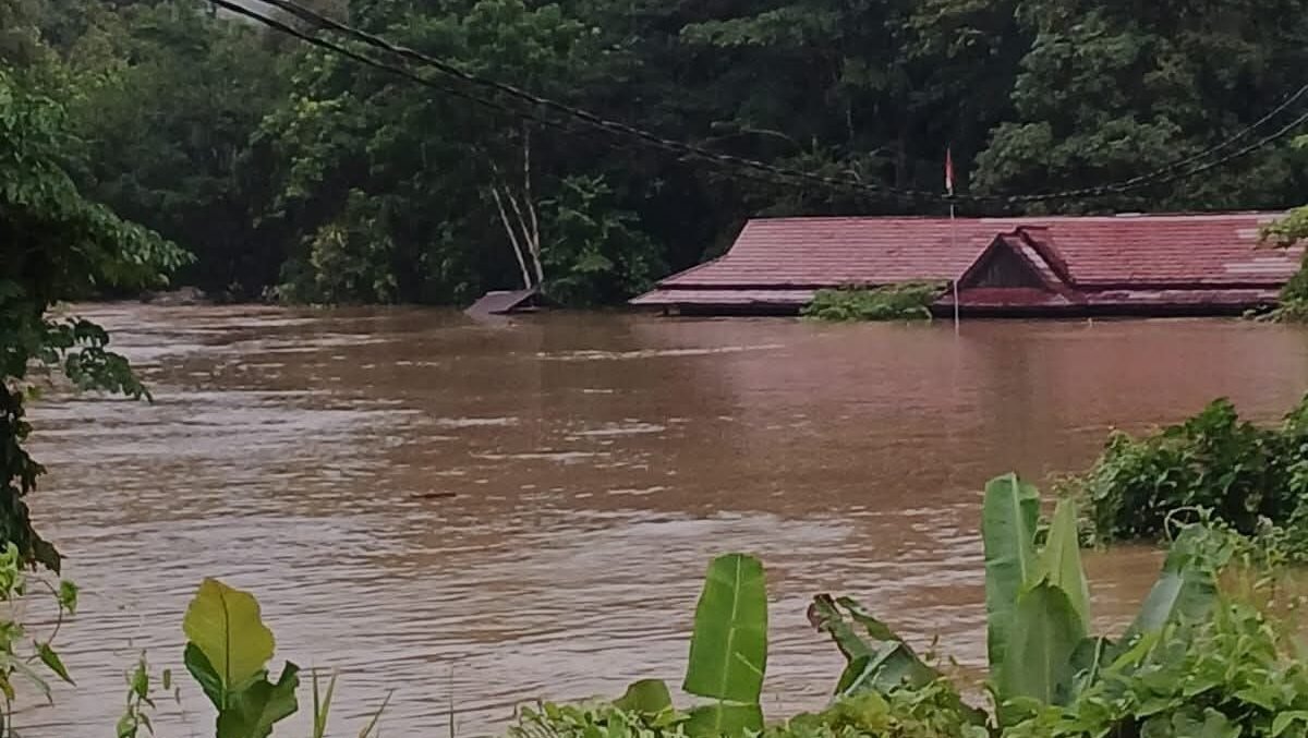 Kondisi banjir yang merendam bangunan sekolah hingga menyisakan atapnya saja di Desa Cempaka Putih, Kecamatan Suti Semarang, Kabupaten Bengkayang, Jumat (9/1).